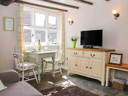 Cottagesleeps2-fireplace-valleyview-patio-garden