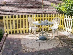 Cottagesleeps2-fireplace-valleyview-patio-garden