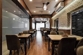 FabHotel Seventy Seven