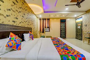 Fabhotel Gold Galaxy