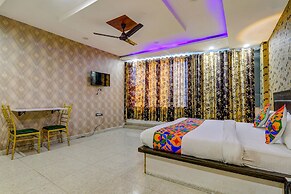 Fabhotel Gold Galaxy