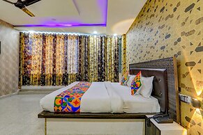 Fabhotel Gold Galaxy