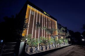 Fabhotel Oasis Yellow Courtyard