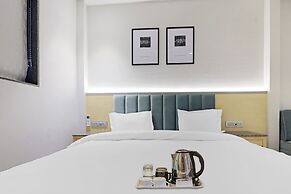 Fabhotel Oasis Yellow Courtyard