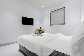 Fabhotel Oasis Yellow Courtyard