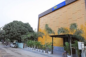 Fabhotel Oasis Yellow Courtyard