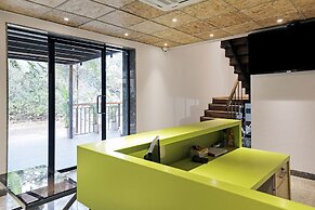 Fabhotel Oasis Yellow Courtyard