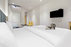 Fabhotel Oasis Yellow Courtyard