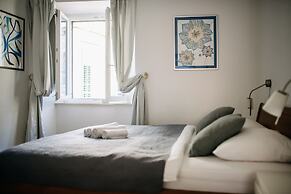 Panorama Old Town apartment by DuHomes