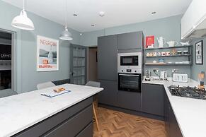 Beautiful & Bright 2BD Flat - Haymarket
