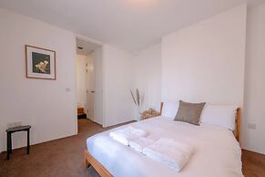 Stylish & Light Victorian 2BD Flat - Holland Park