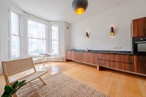 Stylish & Light Victorian 2BD Flat - Holland Park