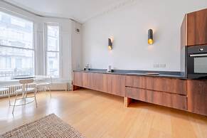 Stylish & Light Victorian 2BD Flat - Holland Park