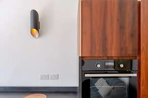 Stylish & Light Victorian 2BD Flat - Holland Park