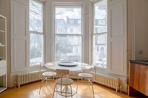 Stylish & Light Victorian 2BD Flat - Holland Park