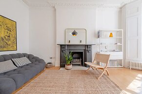 Stylish & Light Victorian 2BD Flat - Holland Park