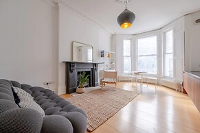 Stylish & Light Victorian 2BD Flat - Holland Park