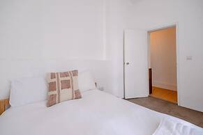 Stylish & Light Victorian 2BD Flat - Holland Park