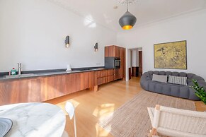 Stylish & Light Victorian 2BD Flat - Holland Park