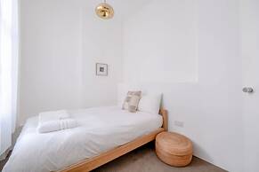 Stylish & Light Victorian 2BD Flat - Holland Park