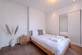 Stylish & Light Victorian 2BD Flat - Holland Park