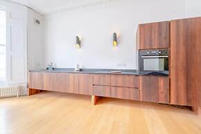 Stylish & Light Victorian 2BD Flat - Holland Park