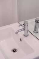 Stylish & Light Victorian 2BD Flat - Holland Park