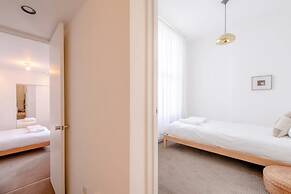 Stylish & Light Victorian 2BD Flat - Holland Park