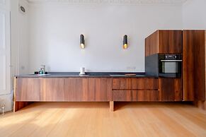 Stylish & Light Victorian 2BD Flat - Holland Park