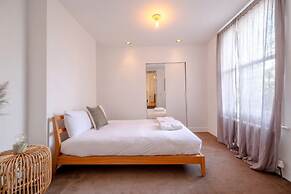 Stylish & Light Victorian 2BD Flat - Holland Park