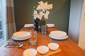 2-bed Apartment in Central Cardiff With Parking