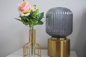 2-bed Apartment in Central Cardiff With Parking