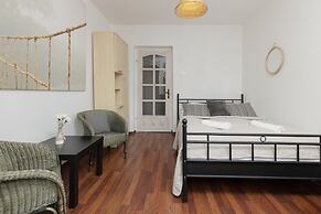 Warsaw Airport Apartment by Renters