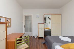 Warsaw Airport Apartment by Renters