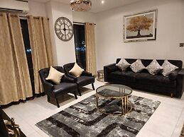 Luxurious & Comfy Gem-5 Star Location-pools, Gym!