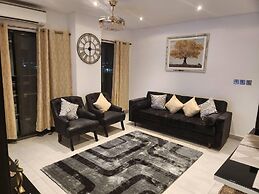 Luxurious & Comfy Gem-5 Star Location-pools, Gym!