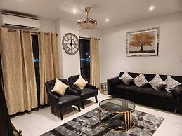 Luxurious & Comfy Gem-5 Star Location-pools, Gym!