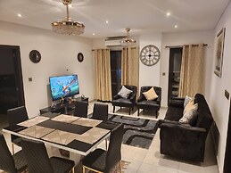 Luxurious & Comfy Gem-5 Star Location-pools, Gym!