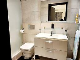 Luxurious & Comfy Gem-5 Star Location-pools, Gym!