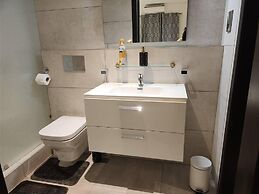 Luxurious & Comfy Gem-5 Star Location-pools, Gym!