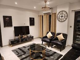 Luxurious & Comfy Gem-5 Star Location-pools, Gym!