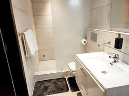 Luxurious & Comfy Gem-5 Star Location-pools, Gym!