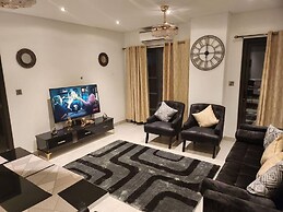 Luxurious & Comfy Gem-5 Star Location-pools, Gym!