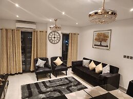 Luxurious & Comfy Gem-5 Star Location-pools, Gym!