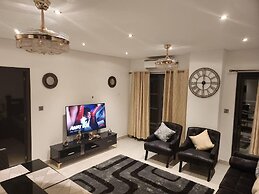 Luxurious & Comfy Gem-5 Star Location-pools, Gym!