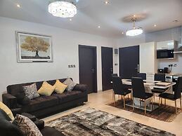 Luxurious & Comfy Gem-5 Star Location-pools, Gym!