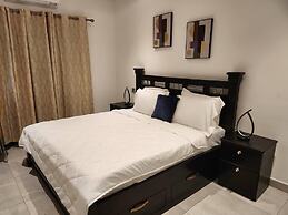 Luxurious & Comfy Gem-5 Star Location-pools, Gym!