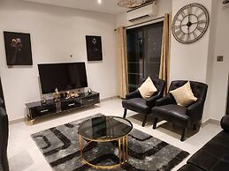 Luxurious & Comfy Gem-5 Star Location-pools, Gym!