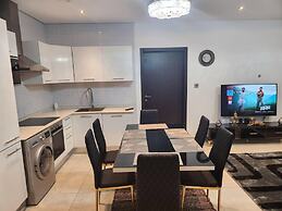 Luxurious & Comfy Gem-5 Star Location-pools, Gym!