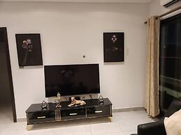 Luxurious & Comfy Gem-5 Star Location-pools, Gym!